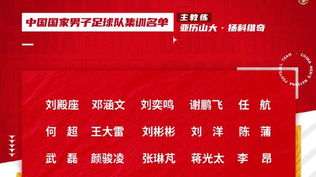 海报中有从远方驶来的绿皮火车、矗立在街边的电话亭、表达浪漫与热情的玫瑰花、花好月圆的结婚对联，展现了一对青梅竹马的新婚小夫妻从恋爱、新婚、一起外出闯荡的人生旅程